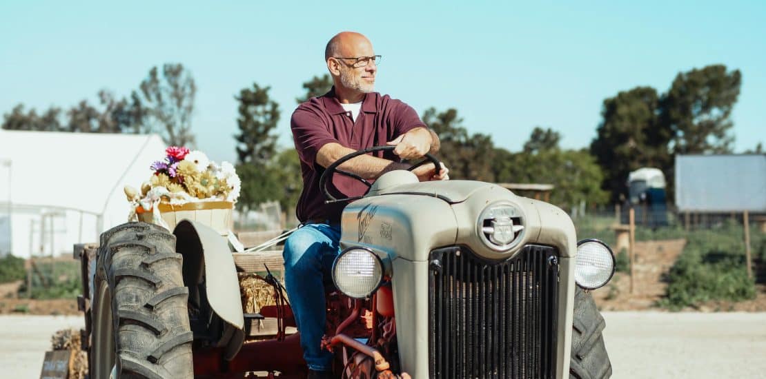 Uomo sul trattore che conosce la sicurezza sul lavoro in agricoltura.