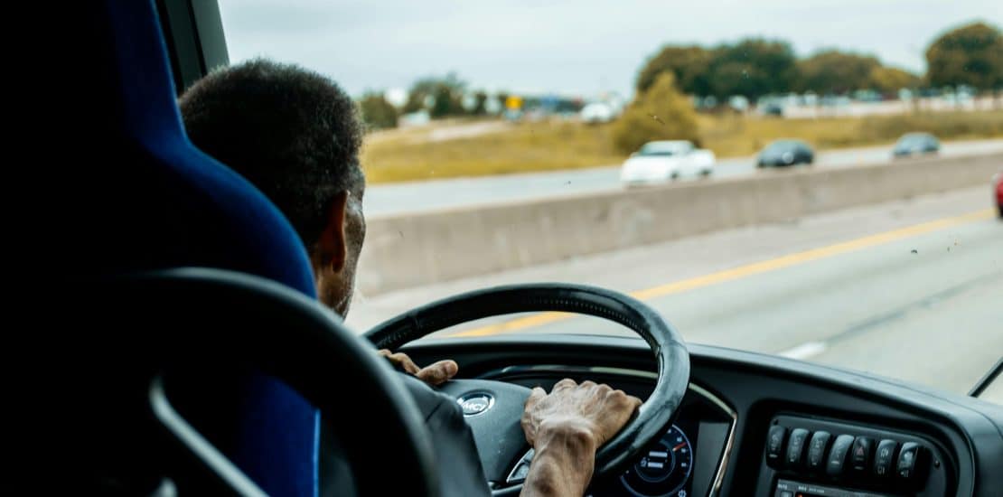 Guidatore che rispetta la Sicurezza sul lavoro autotrasportatori