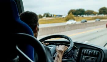 Guidatore che rispetta la Sicurezza sul lavoro autotrasportatori