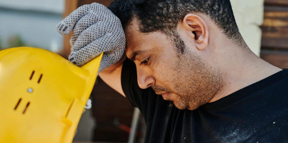Uomo sotto stress da calore che non utilizza Worklimate 2.0