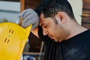 Uomo sotto stress da calore che non utilizza Worklimate 2.0