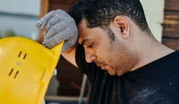 Uomo sotto stress da calore che non utilizza Worklimate 2.0