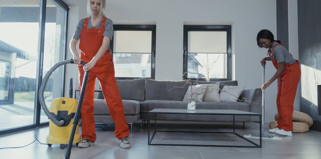 Lavoratrici che rispettano la Sicurezza sul lavoro impresa di pulizie