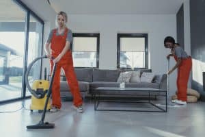Lavoratrici che rispettano la Sicurezza sul lavoro impresa di pulizie