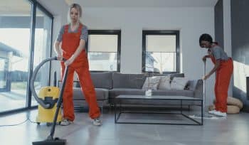 Lavoratrici che rispettano la Sicurezza sul lavoro impresa di pulizie